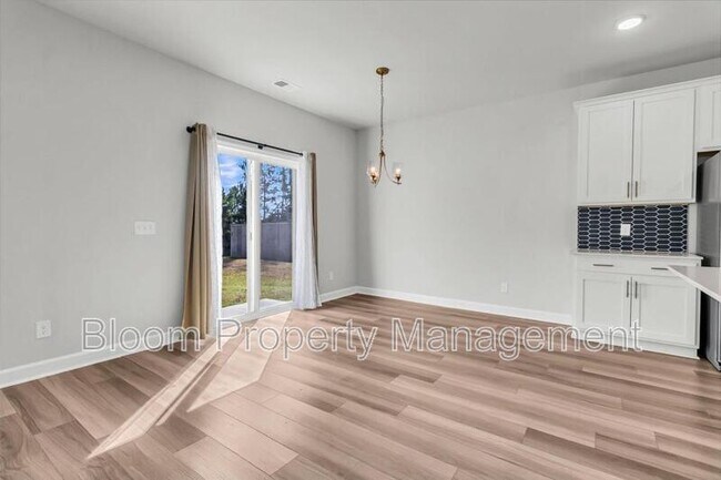 Building Photo - 247 Lucca Dr