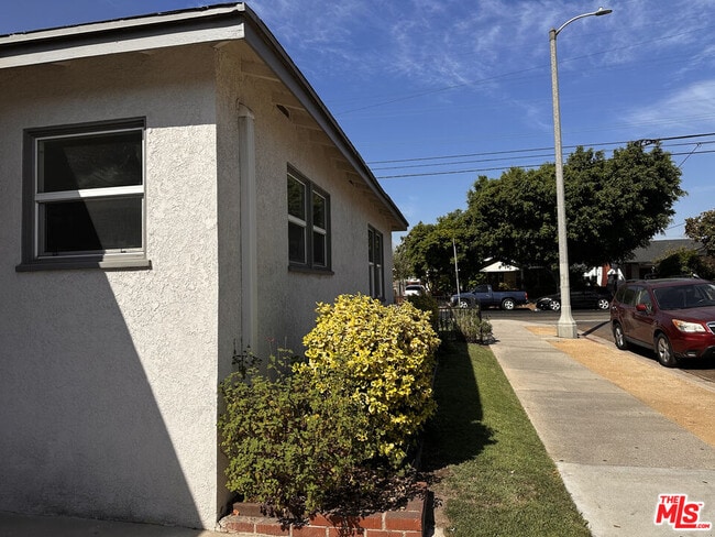 Building Photo - 1160 N Fries Ave