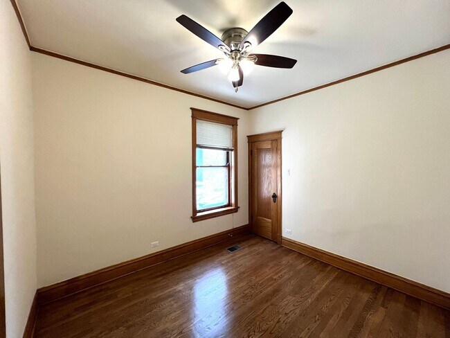 Building Photo - Stunning updated Wrigleyville 4-bed, 3-bath duplex featuring a modern kitchen, renovated baths & ...