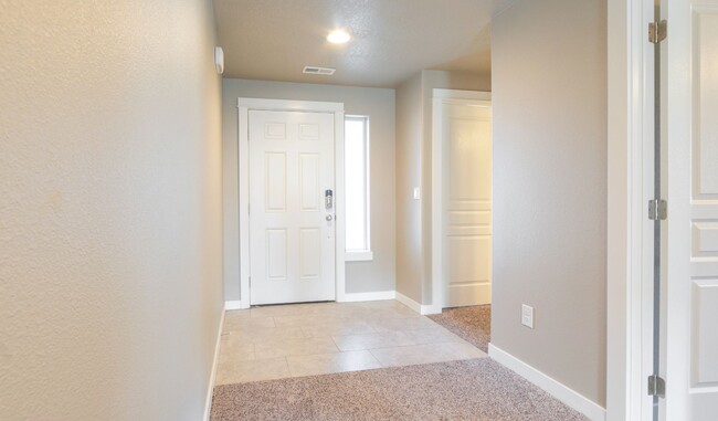 Building Photo - 3 Bedroom, 2 bathroom home on Sunnyside Hill!