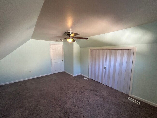 Building Photo - 4 bedroom 2 bath - Levittown