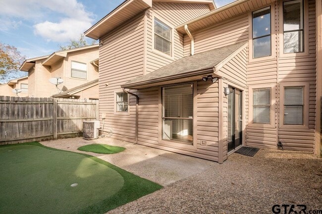 Building Photo - 5827 Hollytree Dr