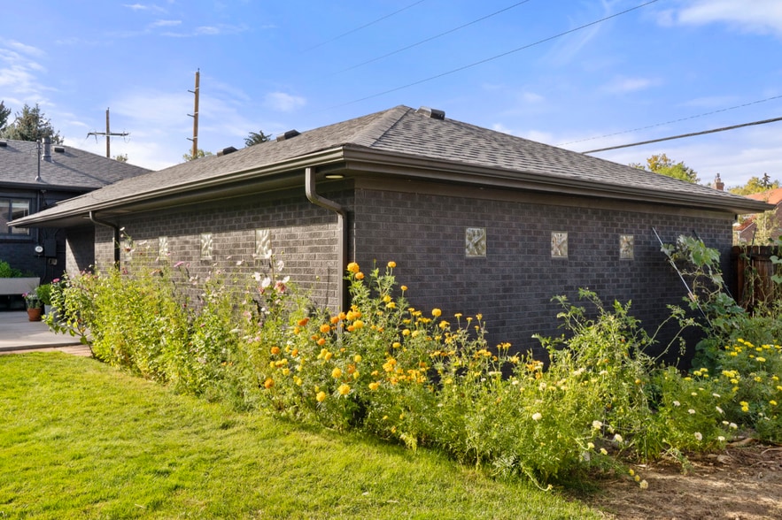 Building Photo - 1694 Niagara St