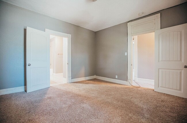 Building Photo - Stunning 5 bed 2 bath House ** Beautiful Upscale Living!!