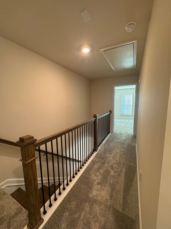 Building Photo - Stunning 3BR 2.5BA Townhome in Jamestown