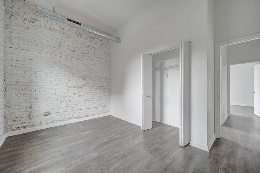 Building Photo - 932 W Dakin St