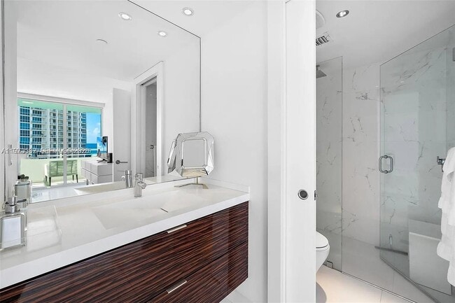 Building Photo - 400 S Pointe Dr