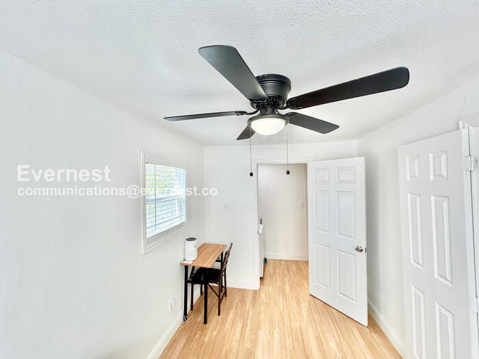 Building Photo - 8633 Westglen Dr