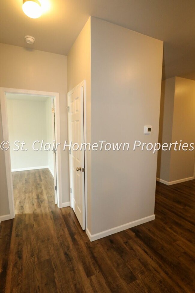 Building Photo - Spacious 4 Bedroom Home in Fox Hollow