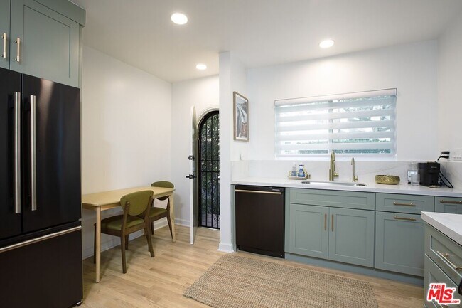 Building Photo - 953 N Martel Ave