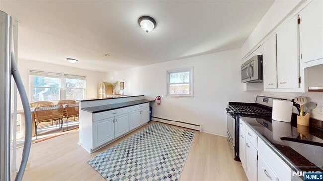 Building Photo - 121 3rd St