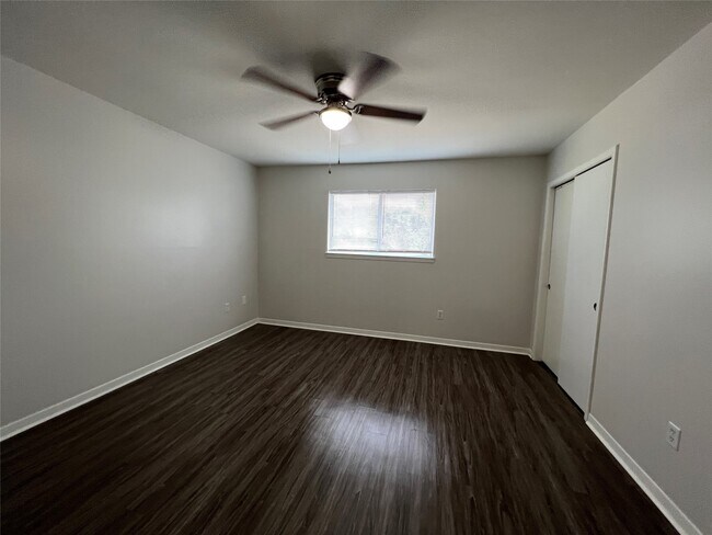 Building Photo - 500 Willow Dr