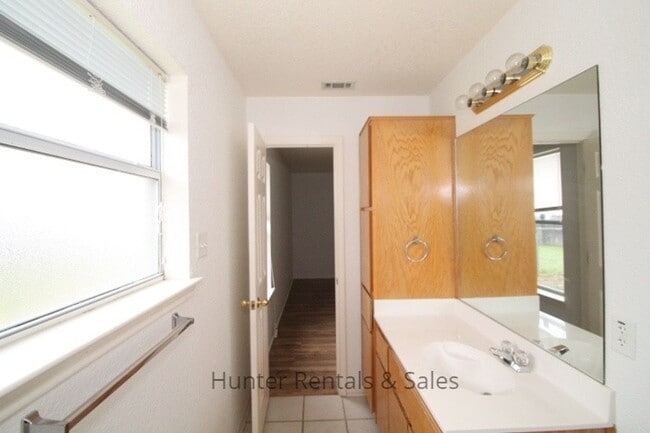 Building Photo - Thunder Creek Duplex