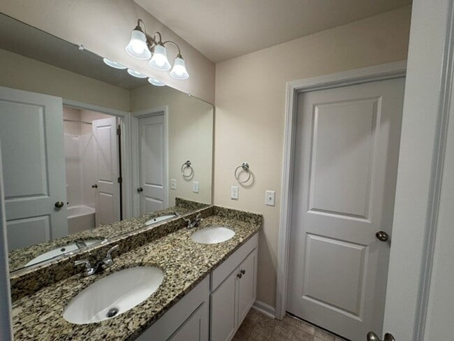 Building Photo - ***** READY TO MOVE IN *****