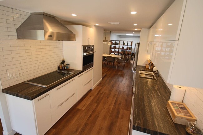 Building Photo - Furnished Recently Renovated Townhome