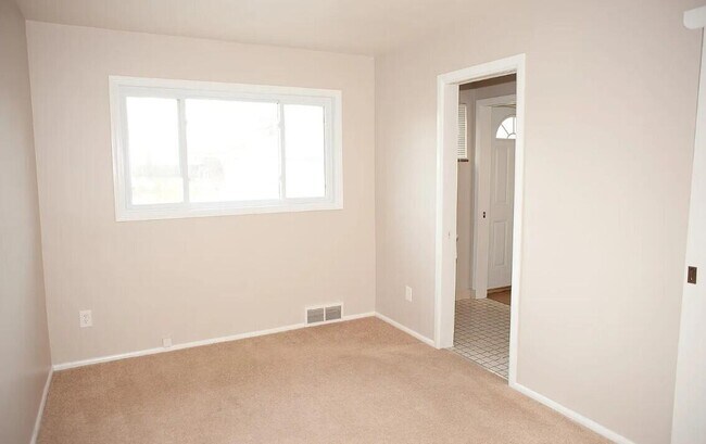 Building Photo - 14255 Cavell St