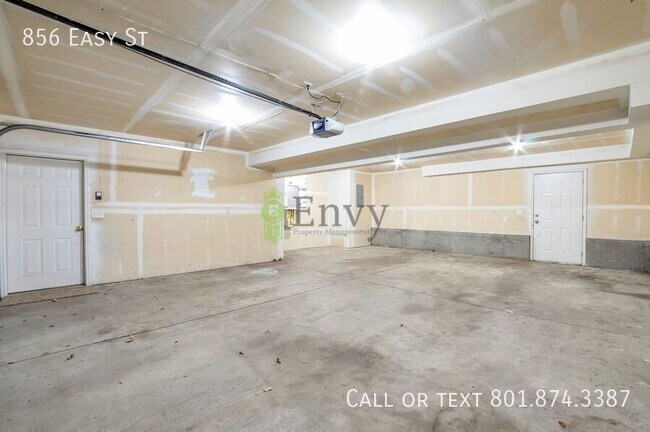 Building Photo - 856 Easy St