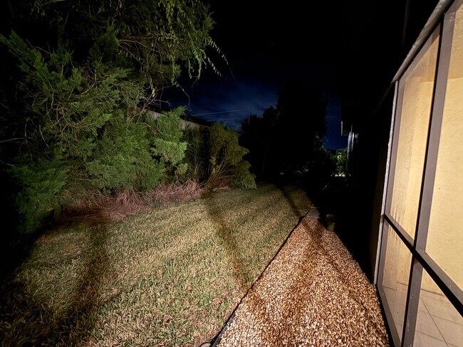 Building Photo - Ground Floor Condo 2/2  - Immediate Availability