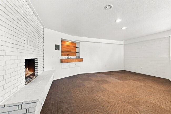 Building Photo - Remodeled Mid-Century 3-Bedroom, 2.5-Bath Home in a Highly Desirable Boise Neighborhood