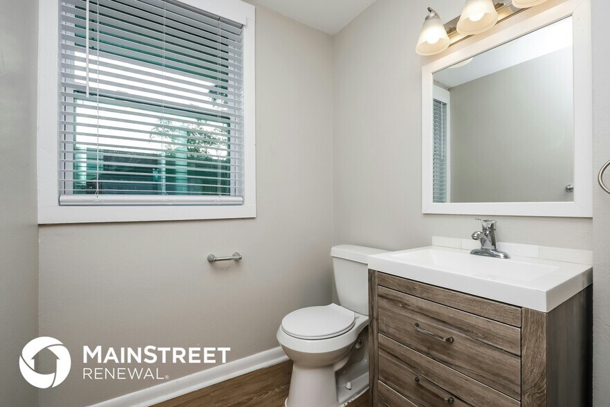 Building Photo - 4007 E Osborne Ave