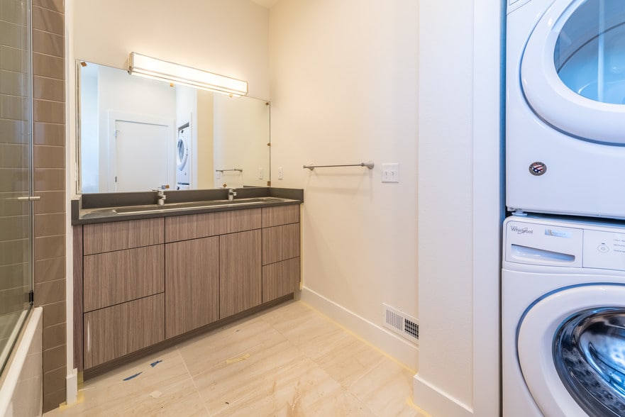 Main bathroom, in unit washer/dryer - 2530 28th St