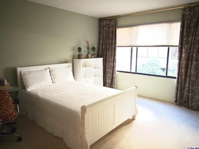 2nd bedroom - 500 E Del Mar Blvd