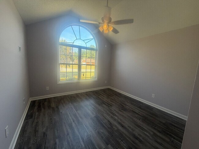 Building Photo - 3560 Oleander Dr