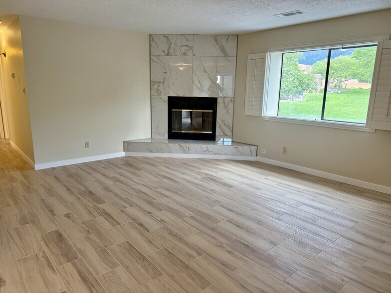 Living - 5801 Lowell St NE
