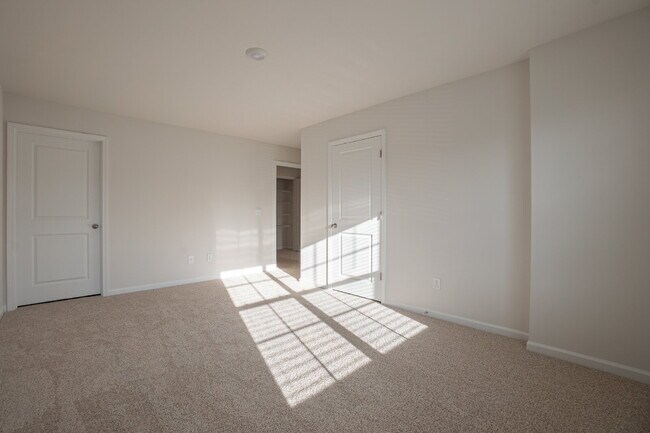 Building Photo - End unit! Available soon!