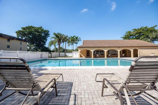 Building Photo - 470 NW 20th St