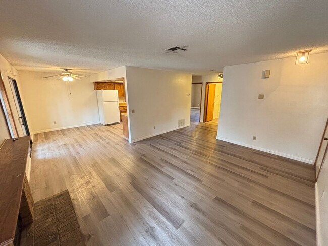 Building Photo - Gorgeous condo is a spacious 2Bed/2Bath un...
