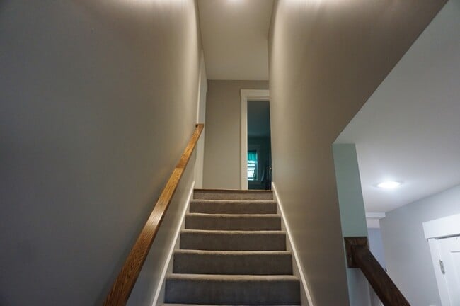 Building Photo - 18 Lilac Ln