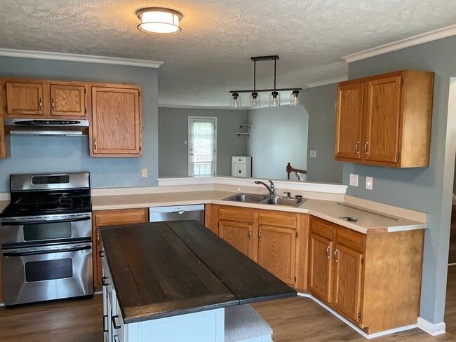 Building Photo - Large 3 Bedroom 2.5 bath townhome with additional finished room.