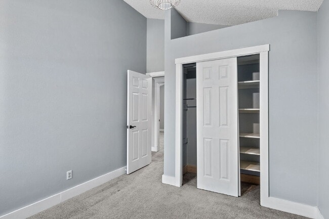 Building Photo - Beautiful 4 Bedroom Home with Backyard The...