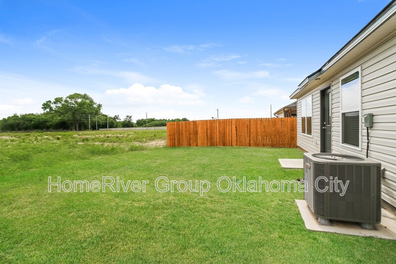 Building Photo - 1220 S Brk Dr