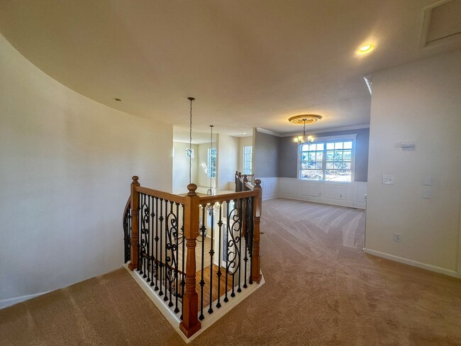 Building Photo - Luxurious Castle Pine living awaits!