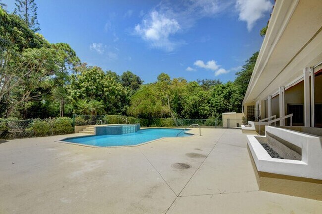 Building Photo - 9033 Winding Woods Dr