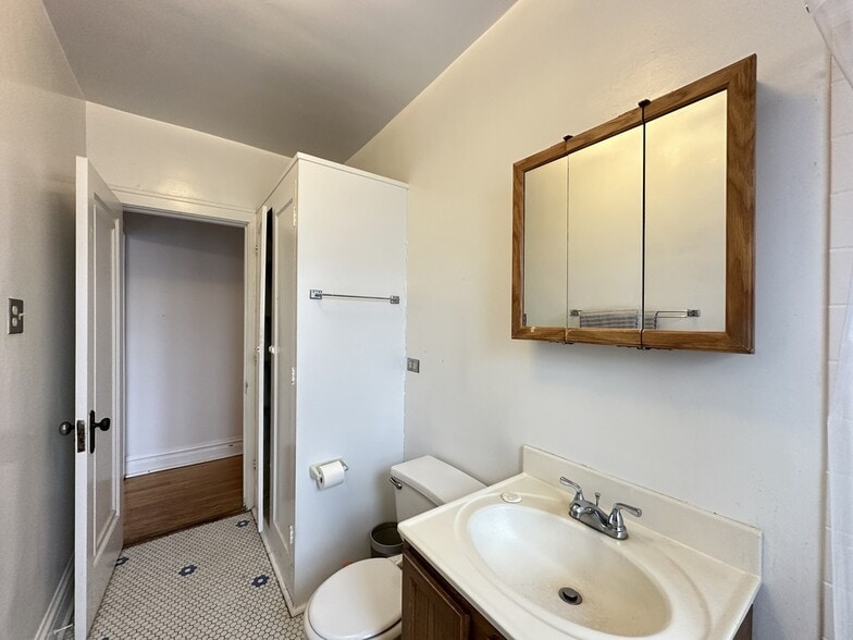 Building Photo - 1907 W Larchmont Ave