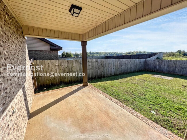 Building Photo - 4 Bed, 2 Bath Home with Fenced Yard & Garage / Pet-Friendly / Coming Soon!