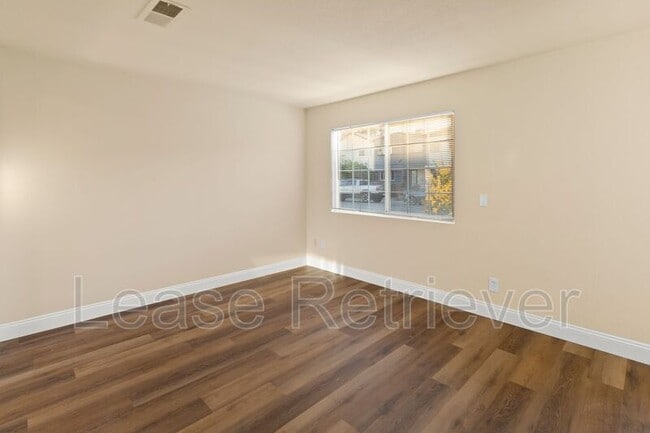 Building Photo - 940 Palm Cir
