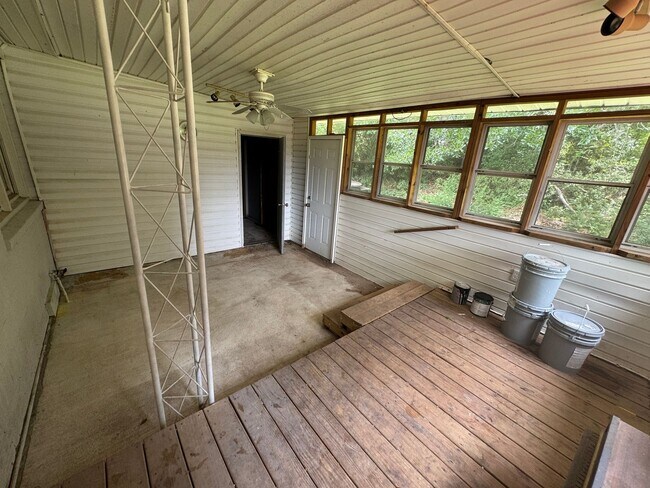 Building Photo - Move in Special!!!! 3/1 Home with bonus room!