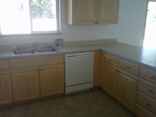Building Photo - Rare 4 Bed 2 Bath with Attached Garage