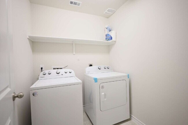 Building Photo - "Charming 4-Bed Sanctuary in San Antonio – 1702 Sq Ft of Comfortable Living!"