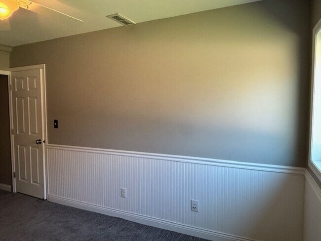 Building Photo - Available NOW! Gorgeous 3BR/2 BA Unit in Hastings!