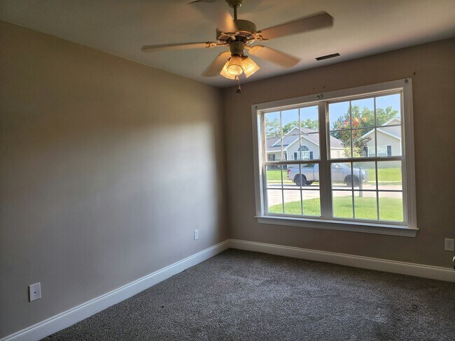 Building Photo - 381 Rosemount Dr