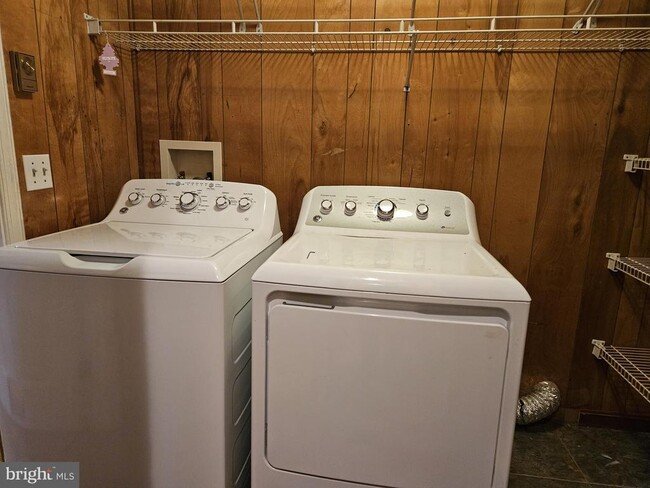 Building Photo - 25513 Hill Rd