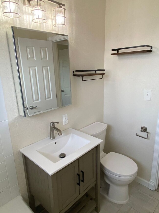 Building Photo - Top Floor 2-Bedroom Duplex in Fletcher Hills