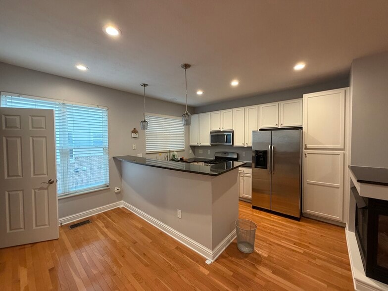 Building Photo - 1400 Lower Green Cir