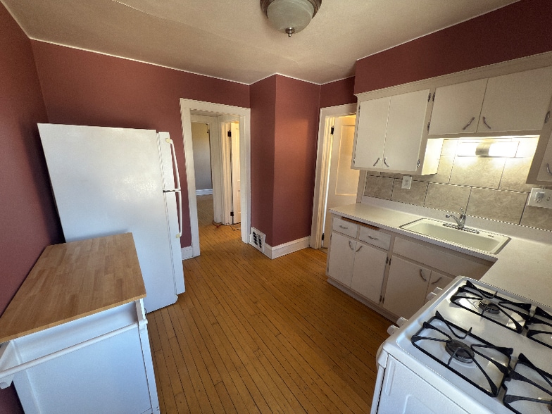 Building Photo - 114 S 74th St