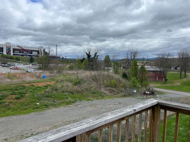 Building Photo - 3 bedroom fully furnished apt